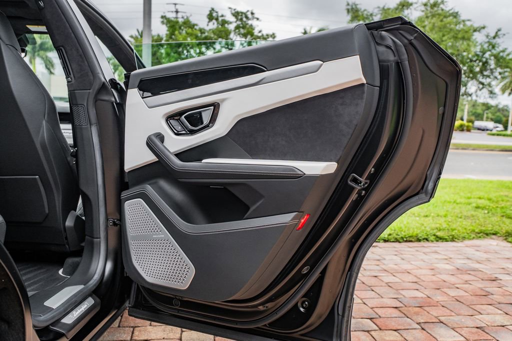 Used 2022 Lamborghini Urus AWD/4WD image 39