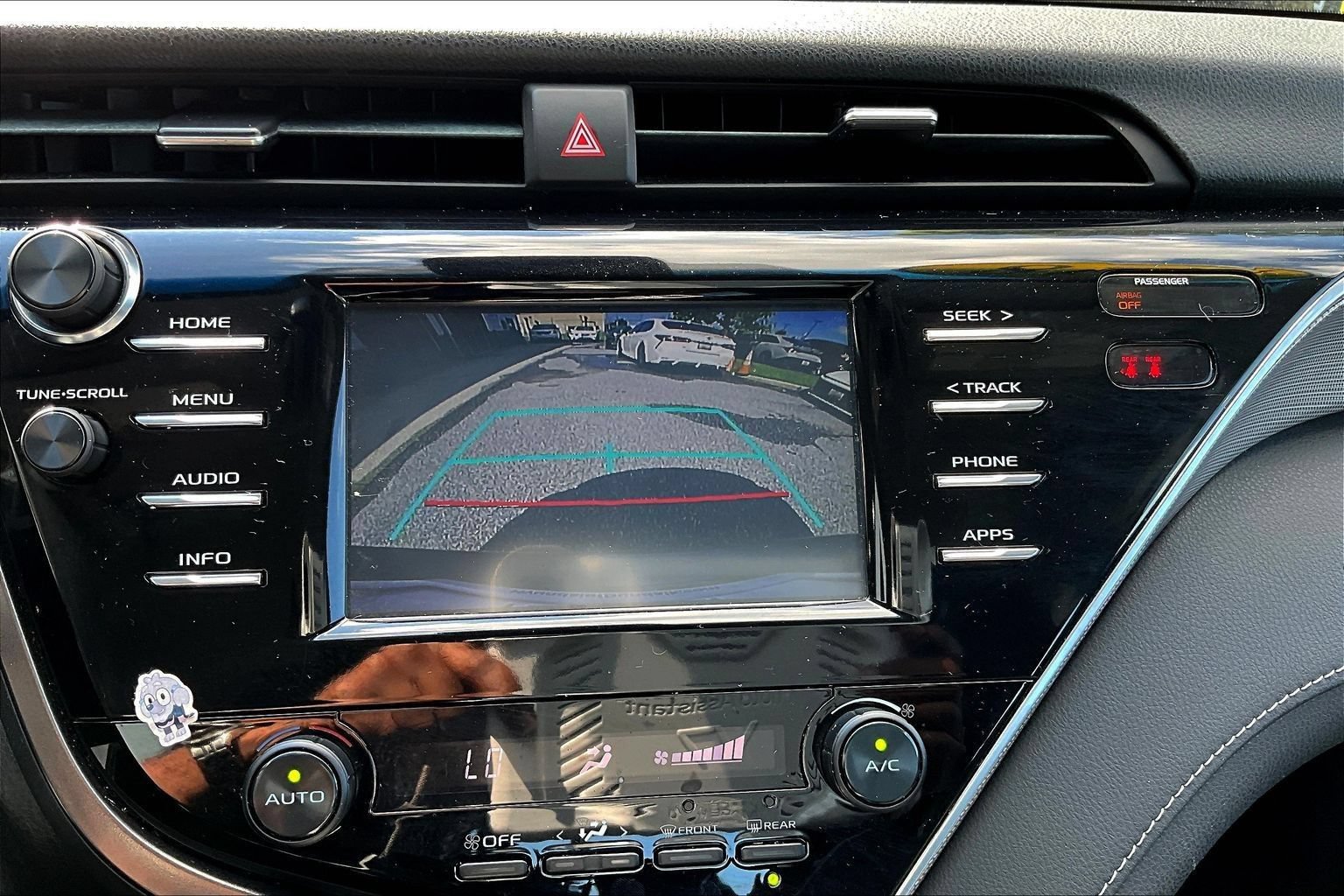 Used 2018 Toyota Camry SE FWD image 10