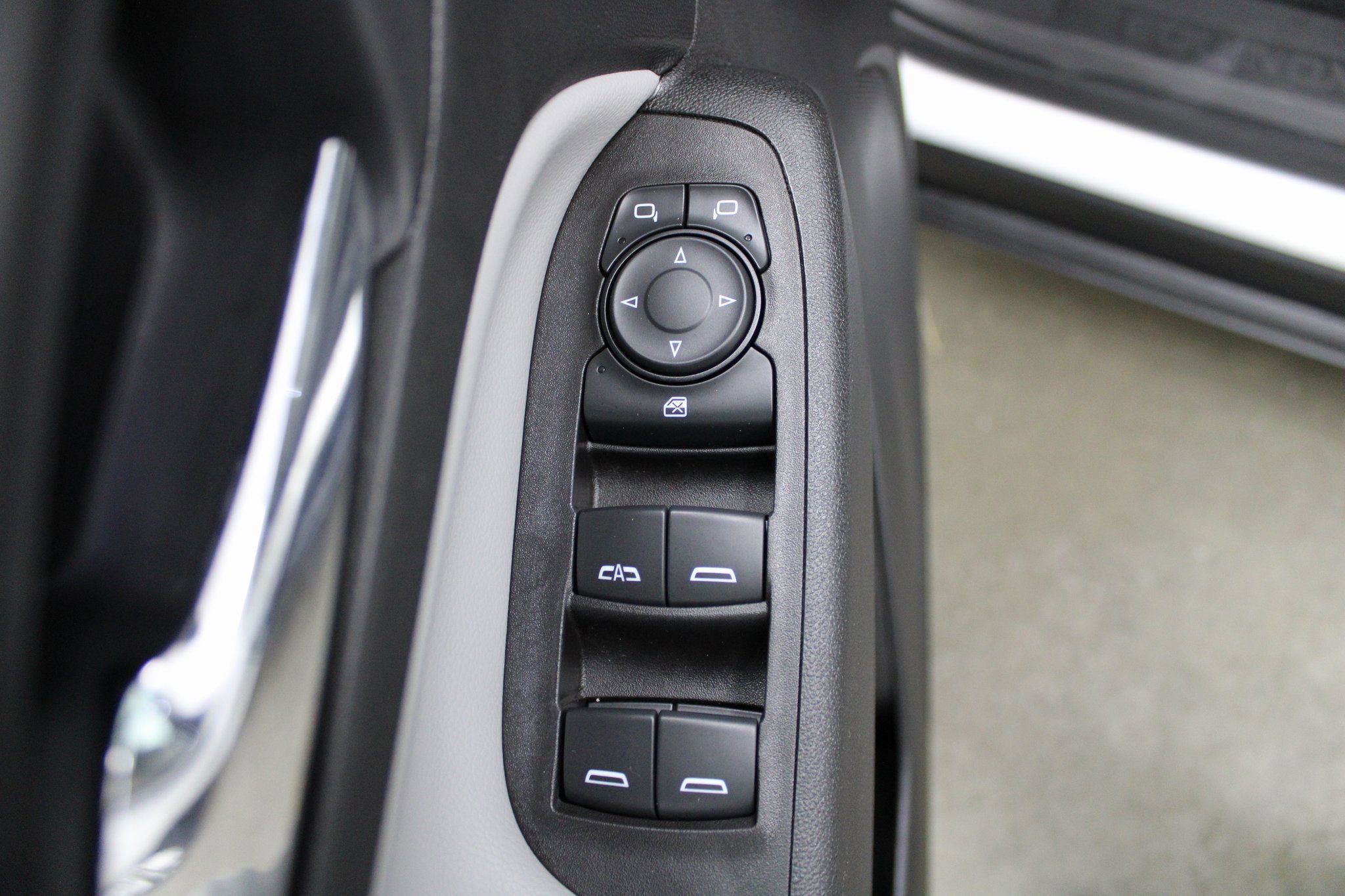 Used 2021 Chevrolet Equinox LT w/ Driver Convenience Package image 13