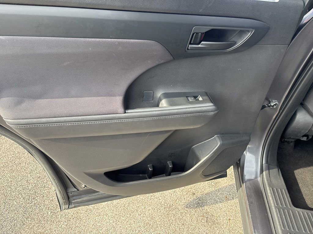 Used 2024 Toyota Highlander LE image 18
