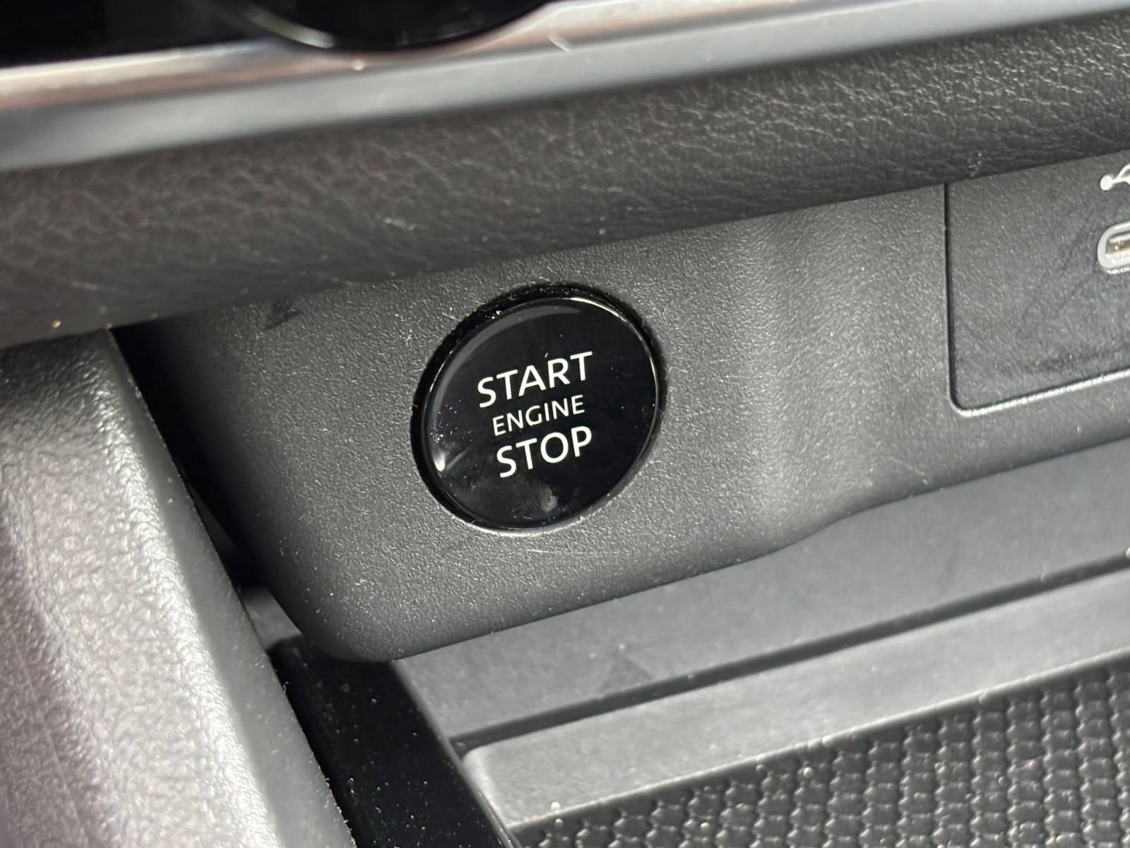 Used 2025 Nissan Rogue SV FWD image 24