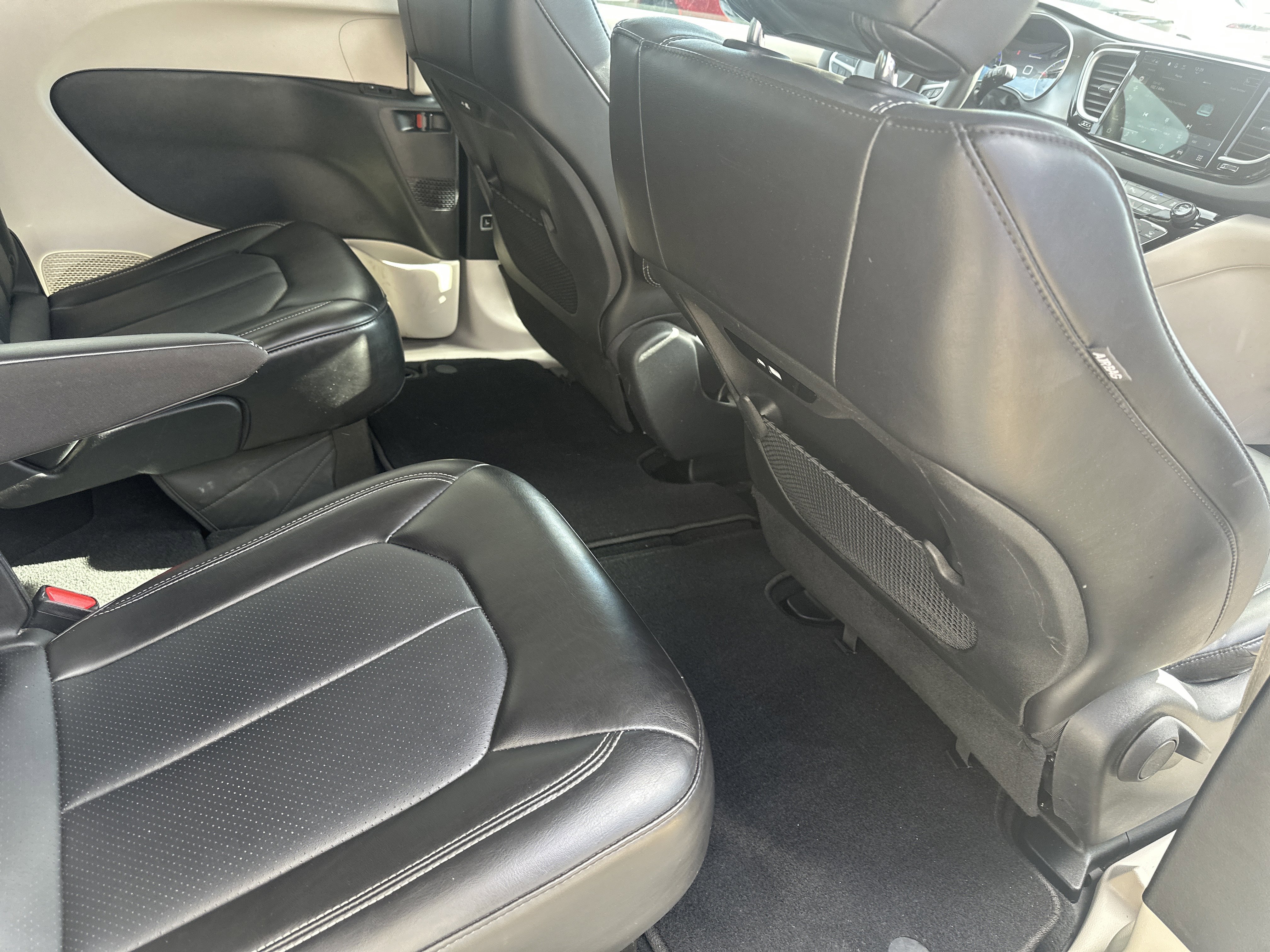 Used 2024 Chrysler Pacifica Touring-L image 25