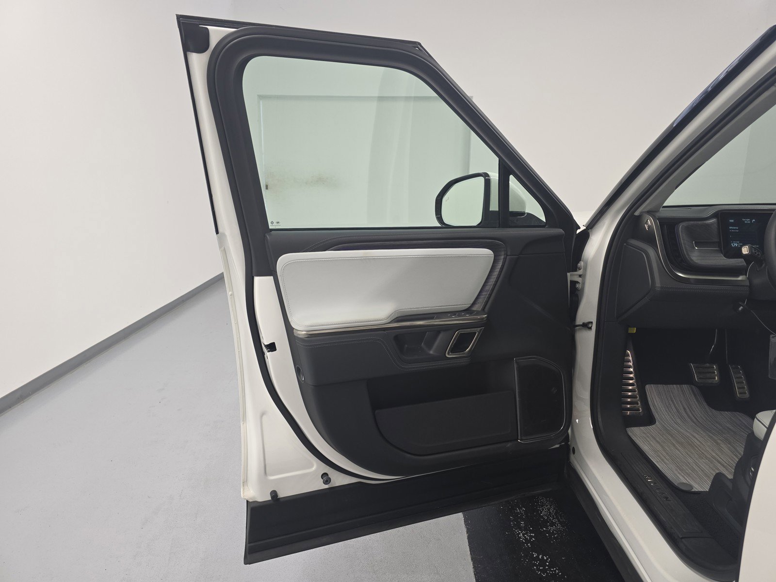 Used 2023 Rivian R1T Adventure AWD/4WD image 16