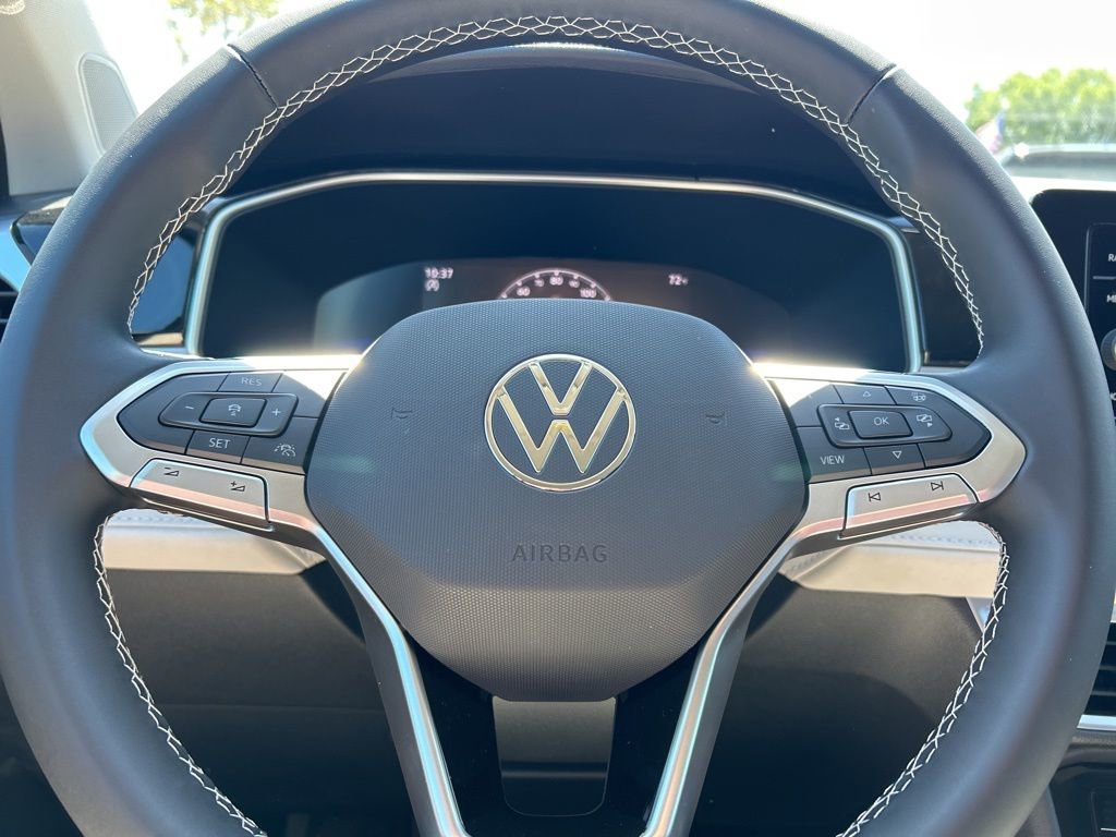 Used 2025 Volkswagen Taos SE image 17