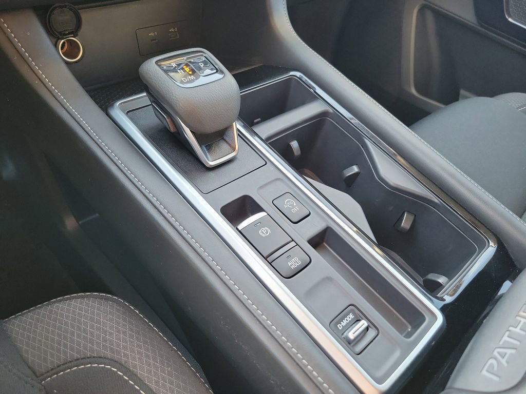 Used 2025 Nissan Pathfinder SV image 31