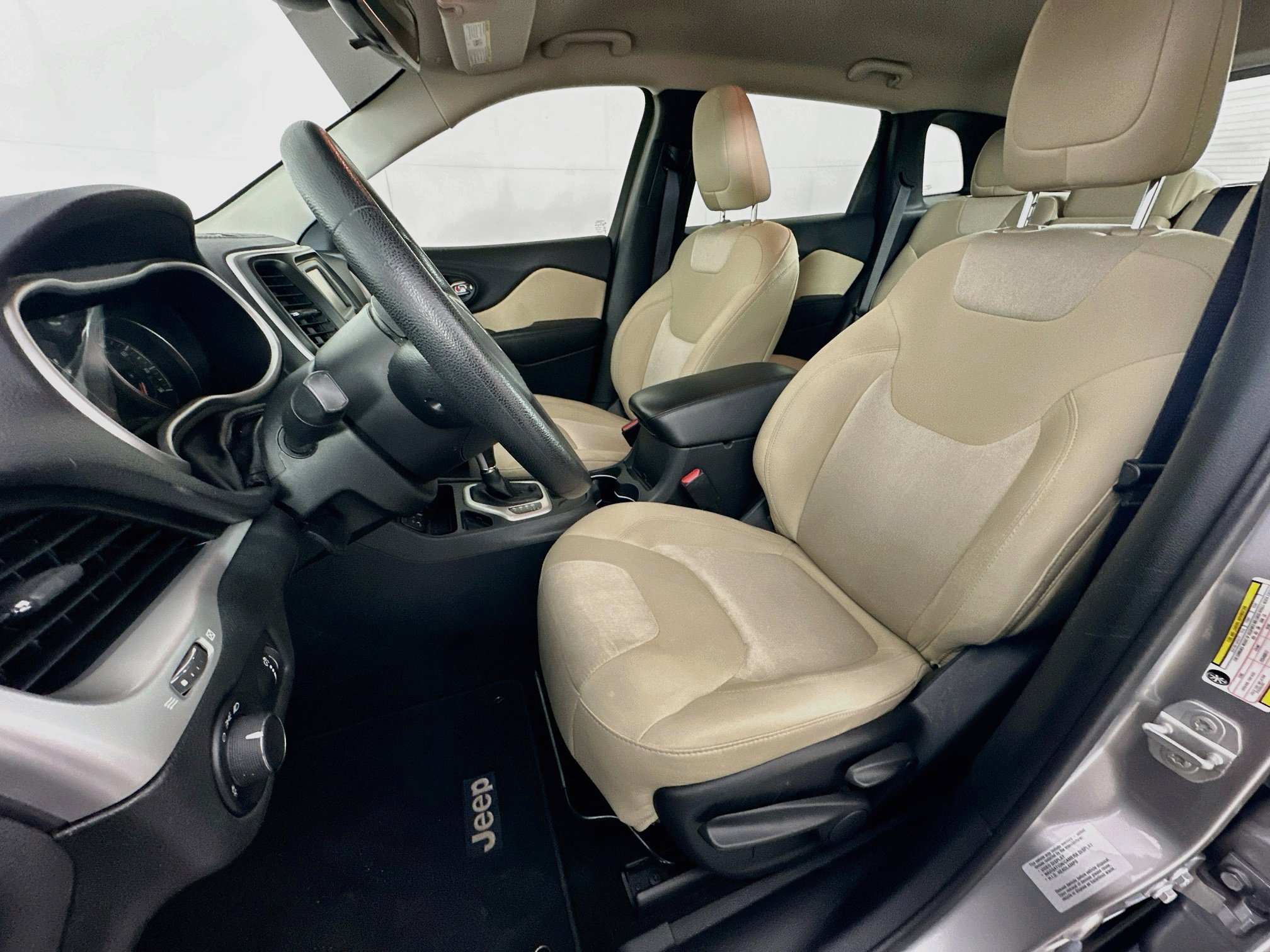 Used 2015 Jeep Cherokee Sport FWD image 13