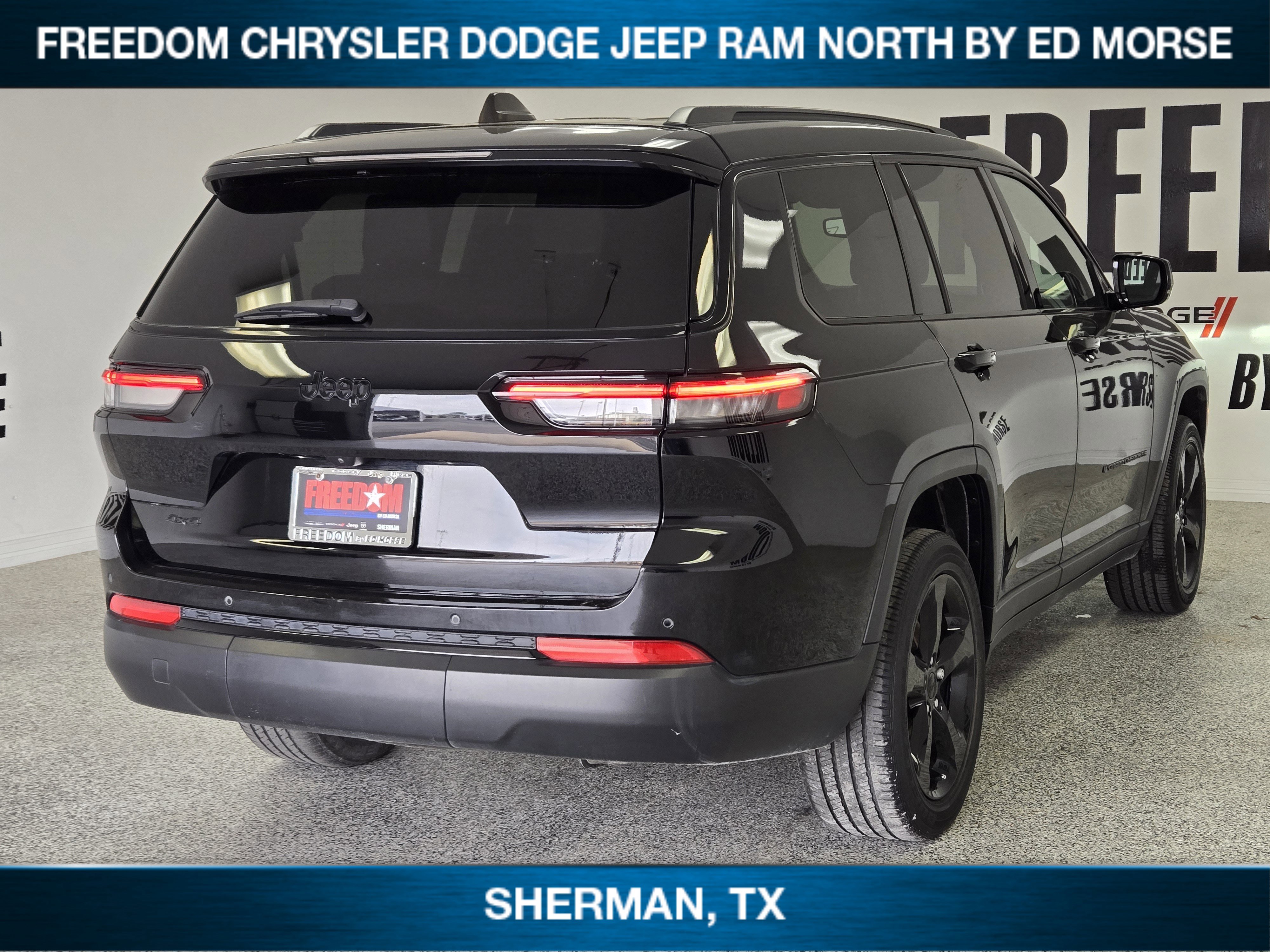 Used 2023 Jeep Grand Cherokee L Laredo image 3