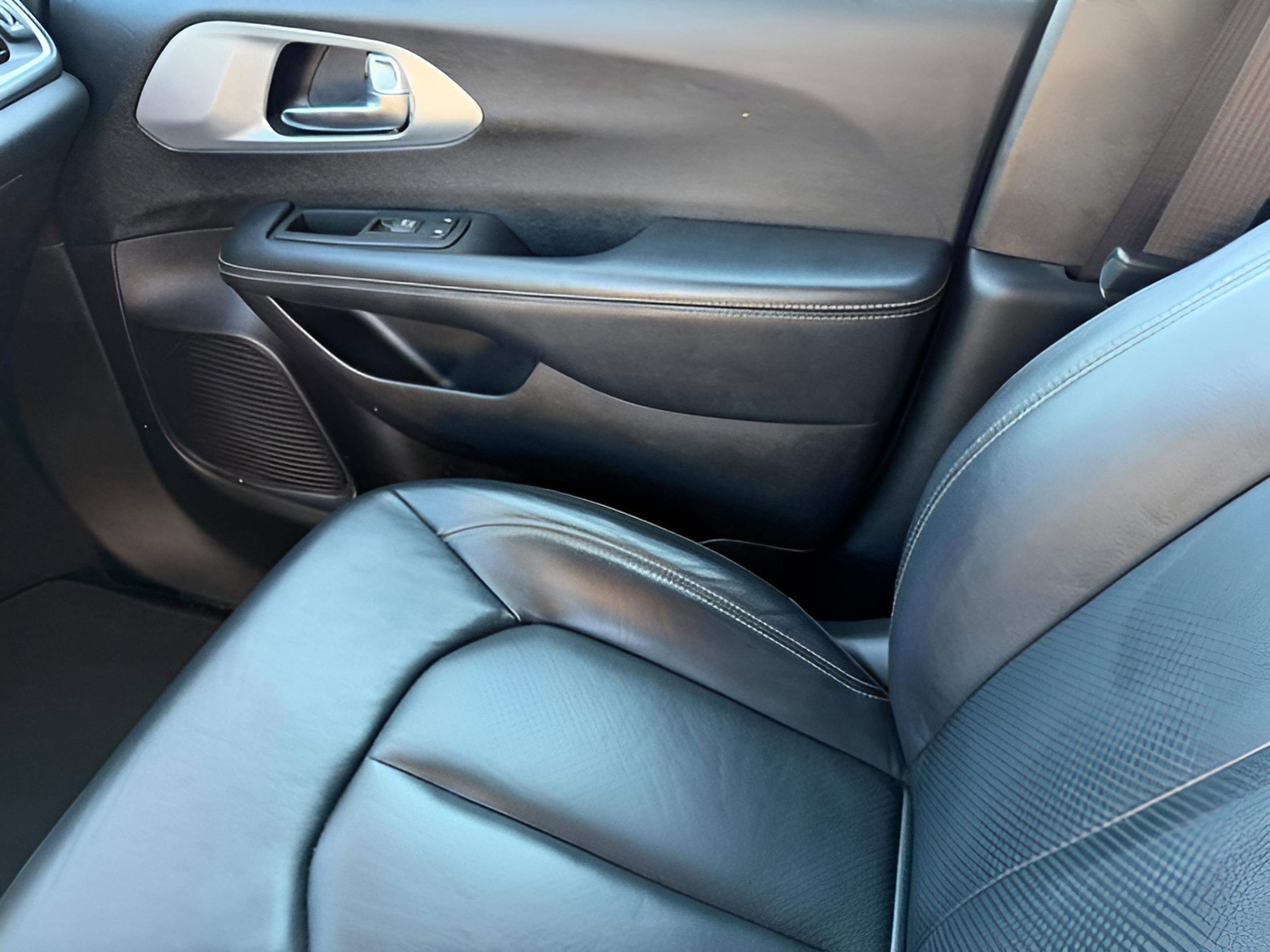 Certified 2021 Chrysler Pacifica Touring-L w/ Uconnect Theater Family Group image 27