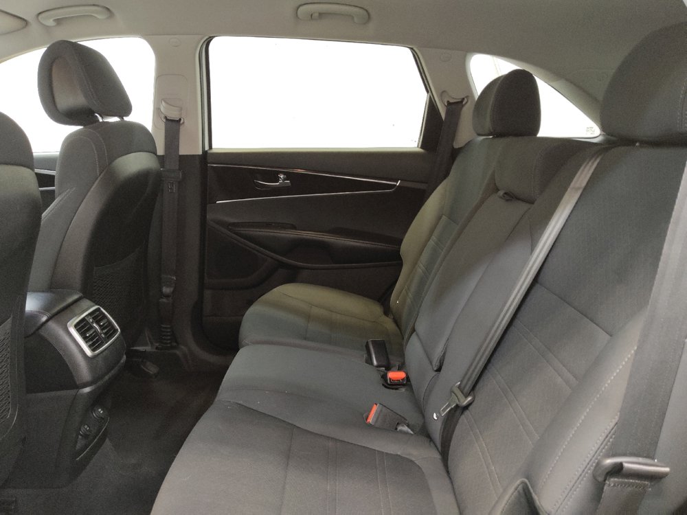 Used 2016 Kia Sorento LX w/ LX Convenience Package image 18