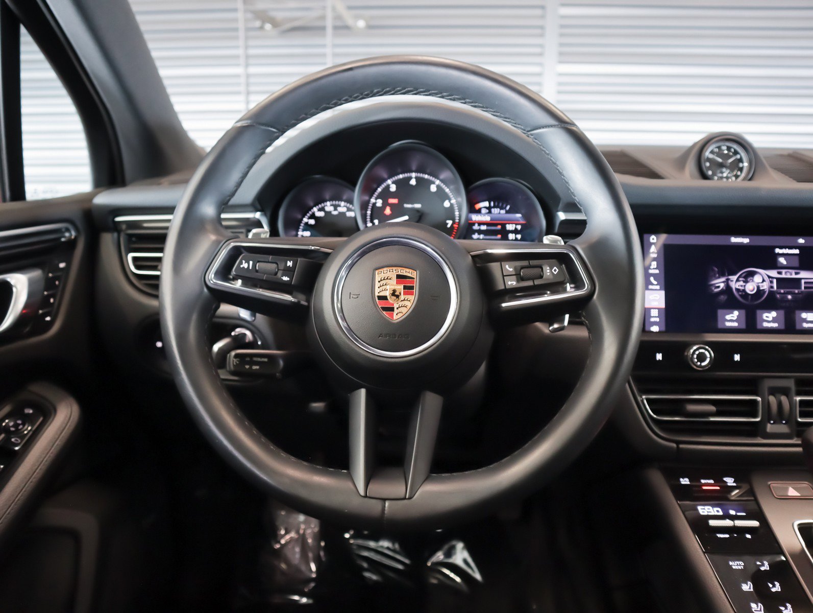 Certified 2022 Porsche Macan image 13