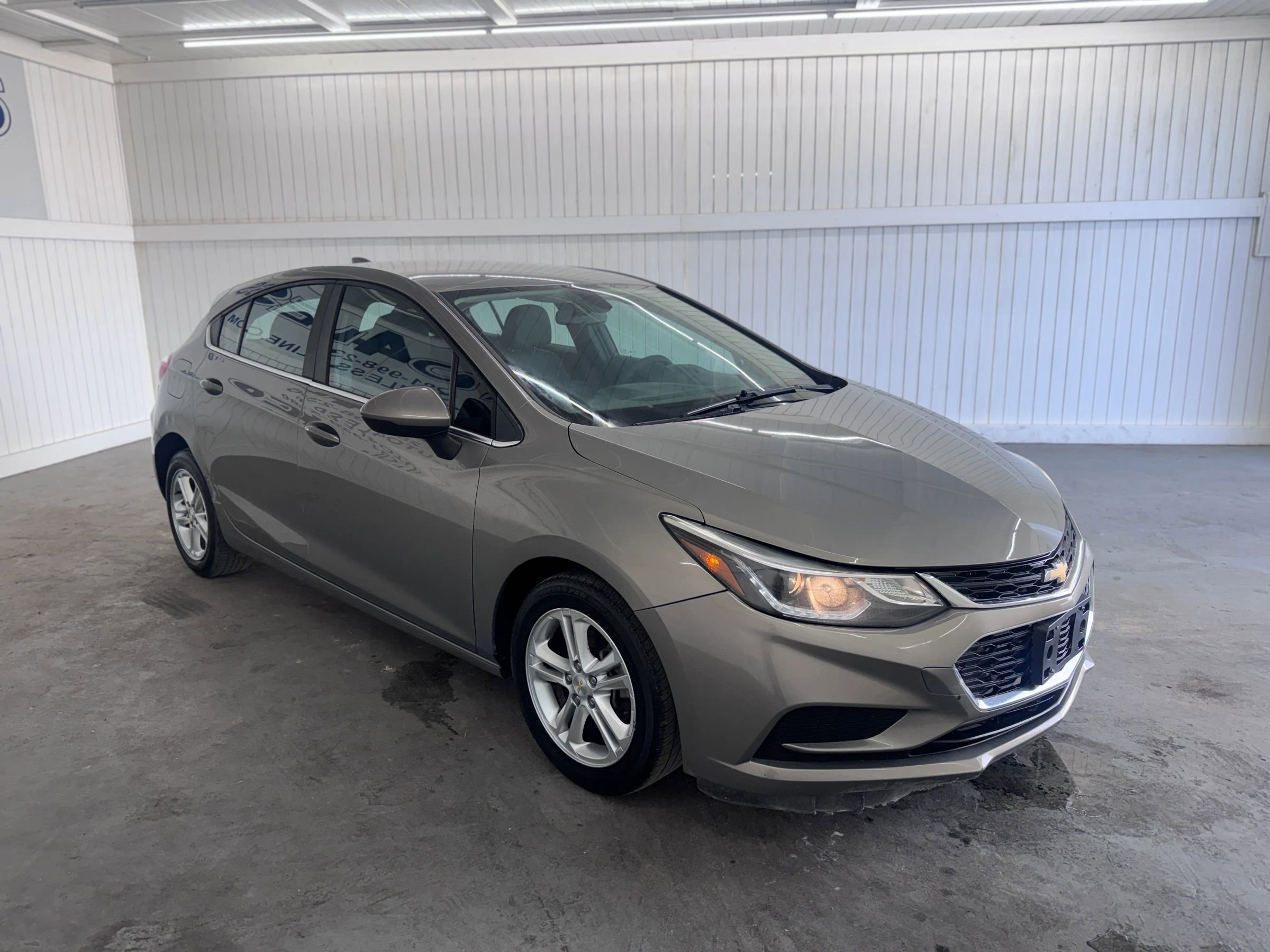 Used 2018 Chevrolet Cruze LT w/ Convenience Package FWD image 3