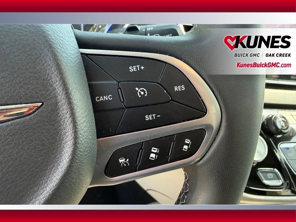 Used 2023 Chrysler Pacifica Touring-L FWD image 18