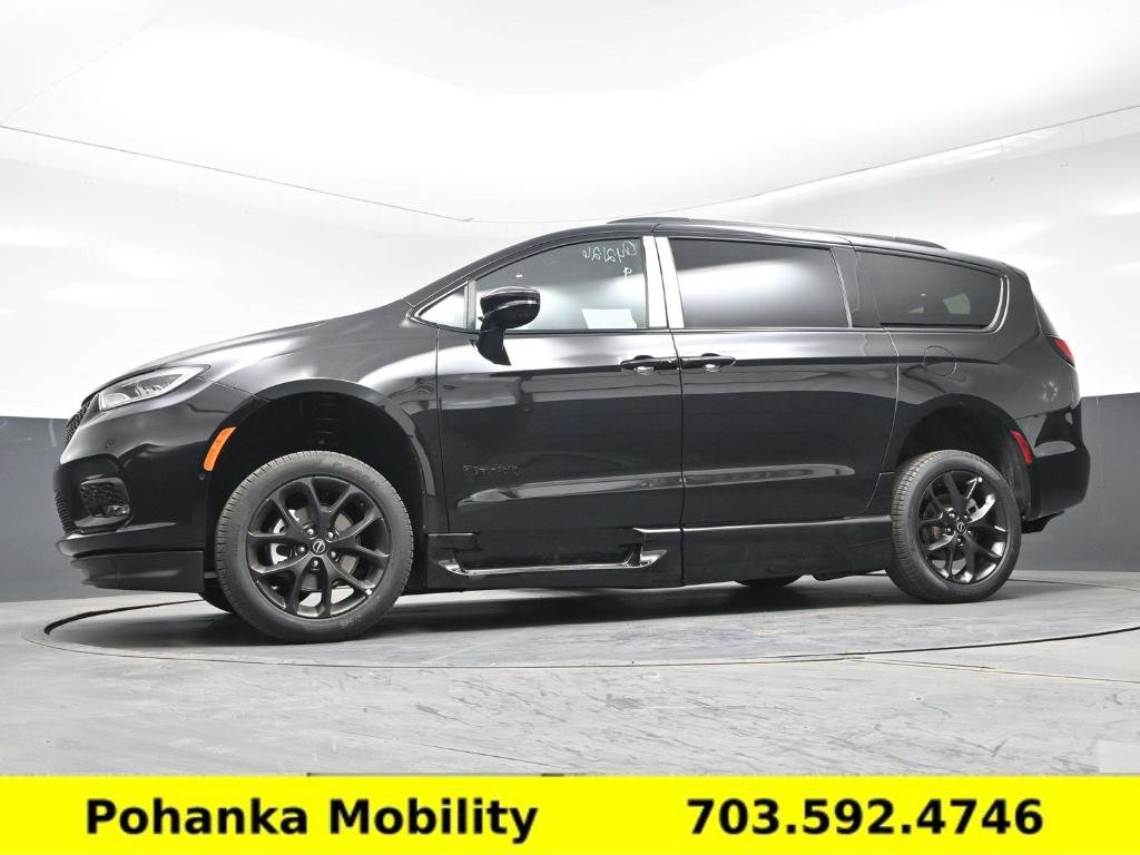 Used 2026 Chrysler Pacifica Select w/ S Appearance Package FWD image 8