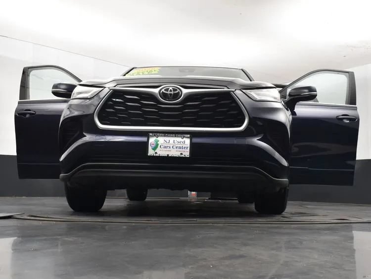 Used 2022 Toyota Highlander L AWD/4WD image 8