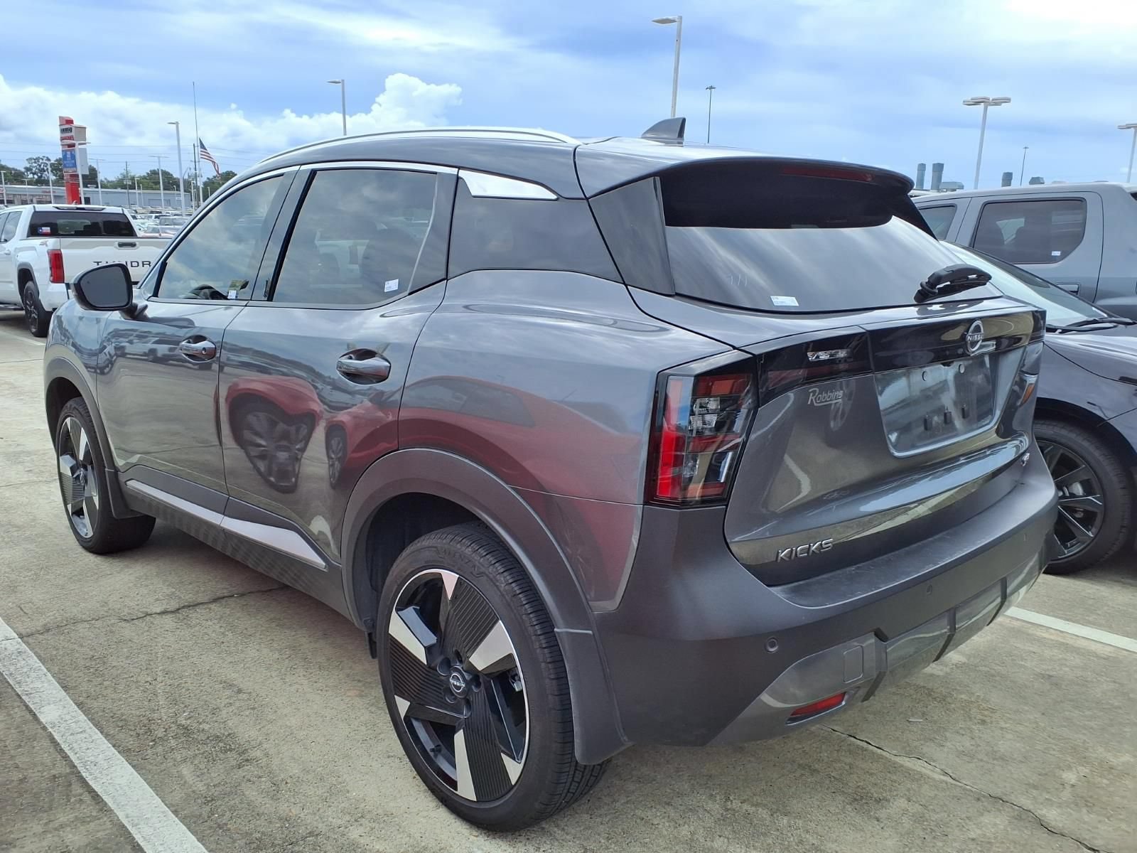 Used 2025 Nissan Kicks SR FWD image 2