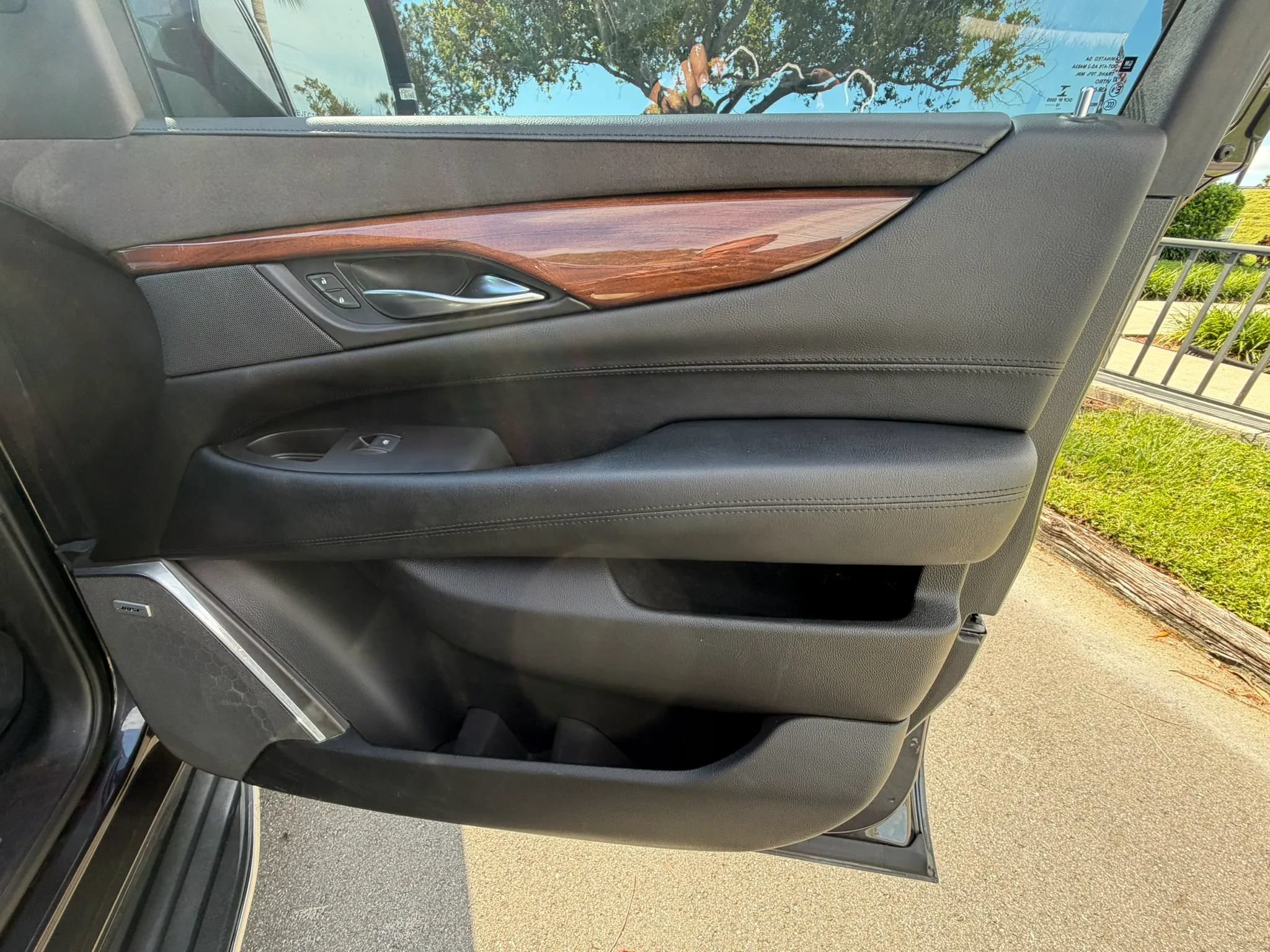 Used 2016 Cadillac Escalade Luxury RWD image 17