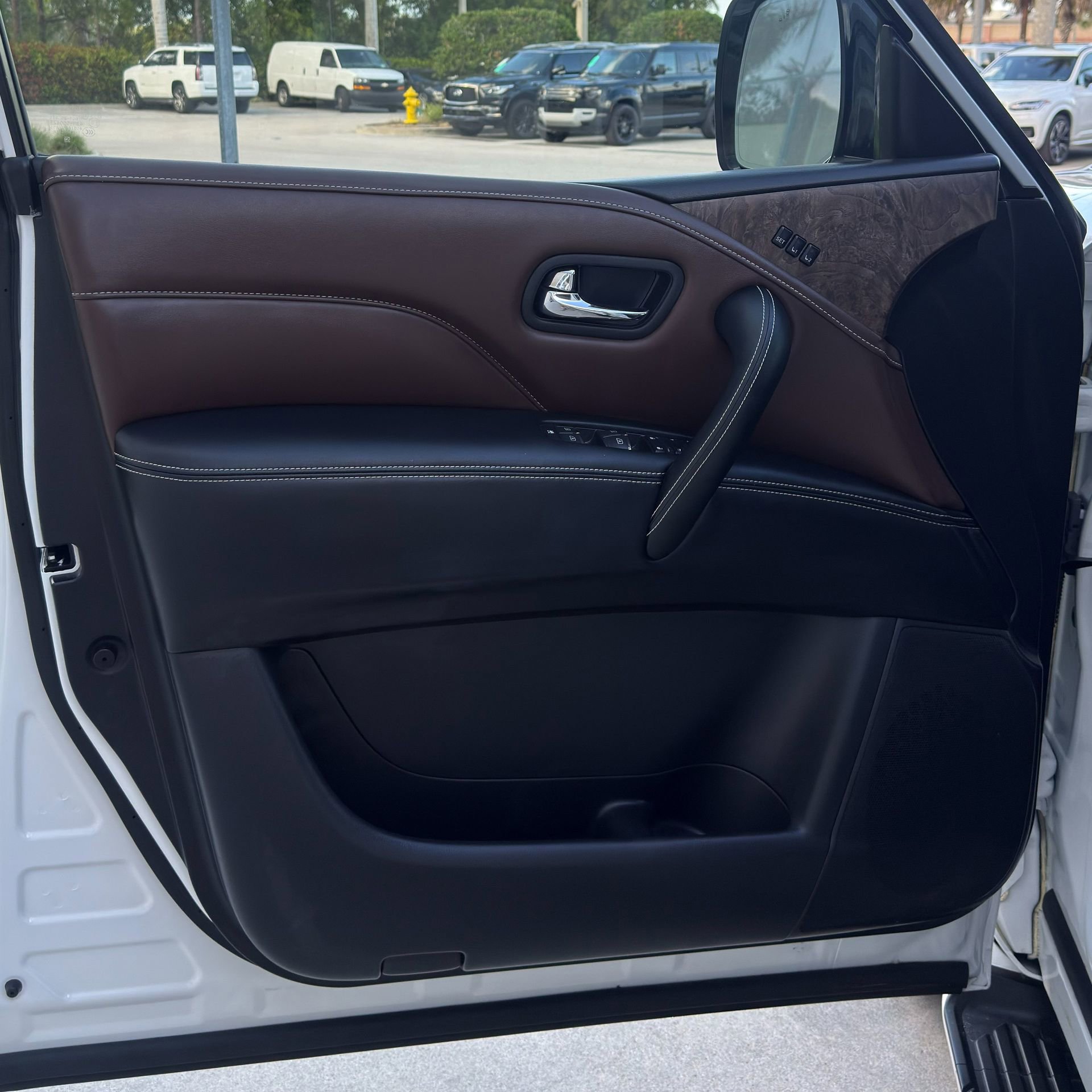 Used 2024 INFINITI QX80 Premium Select w/ Cargo Package image 15