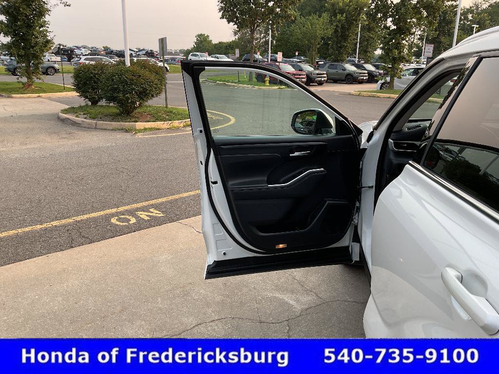 Used 2021 Toyota Highlander XLE AWD/4WD image 10