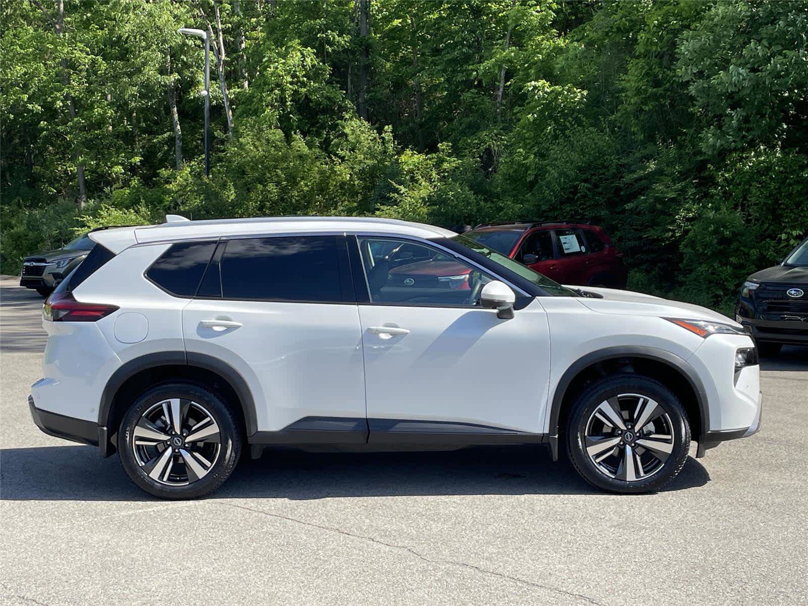 Used 2025 Nissan Rogue SL AWD/4WD image 6