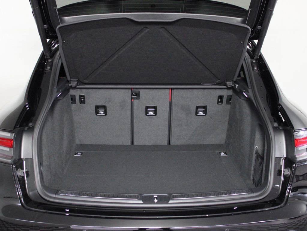 Certified 2025 Porsche Macan image 13
