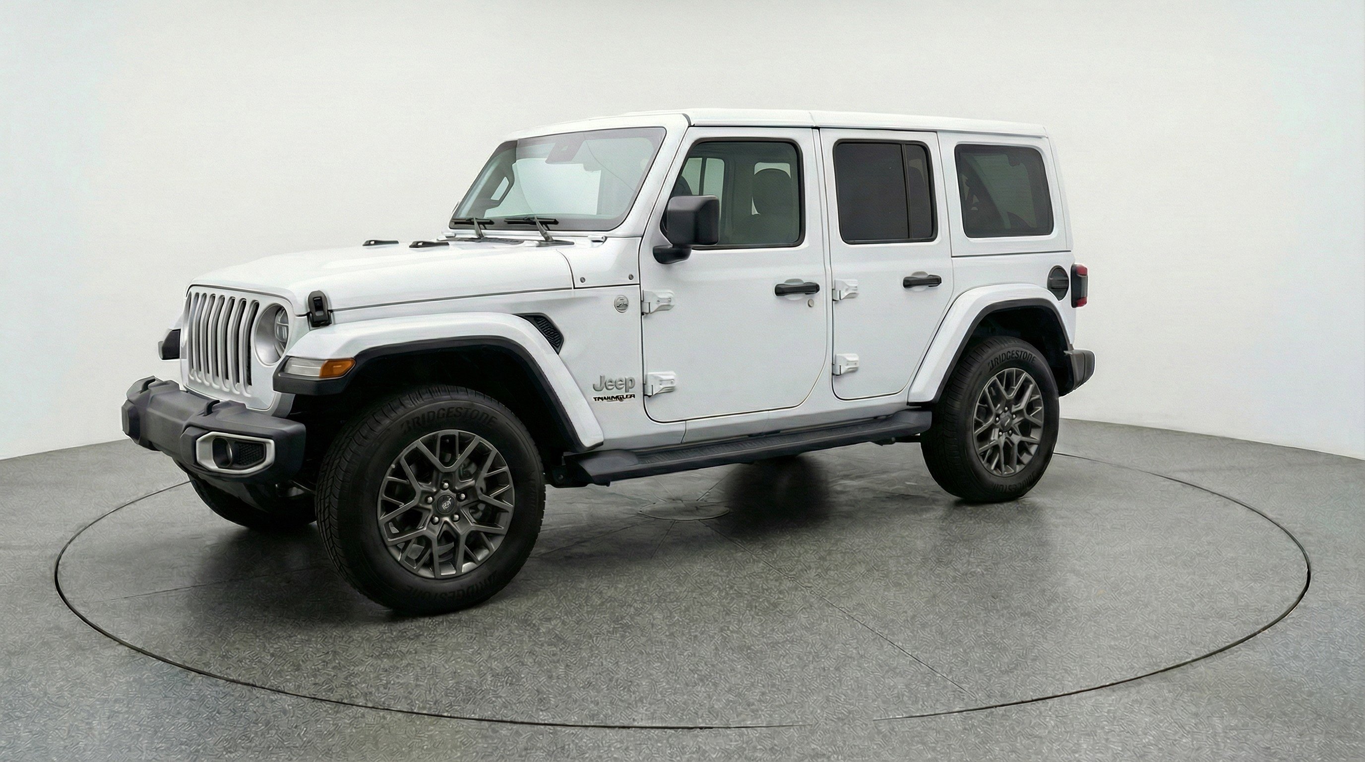 Used 2025 Jeep Wrangler Sahara image 3
