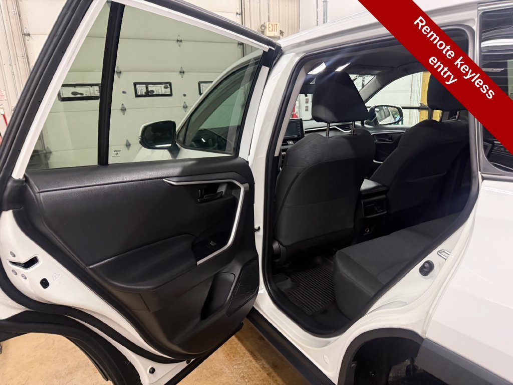 Used 2022 Toyota RAV4 LE AWD/4WD image 29