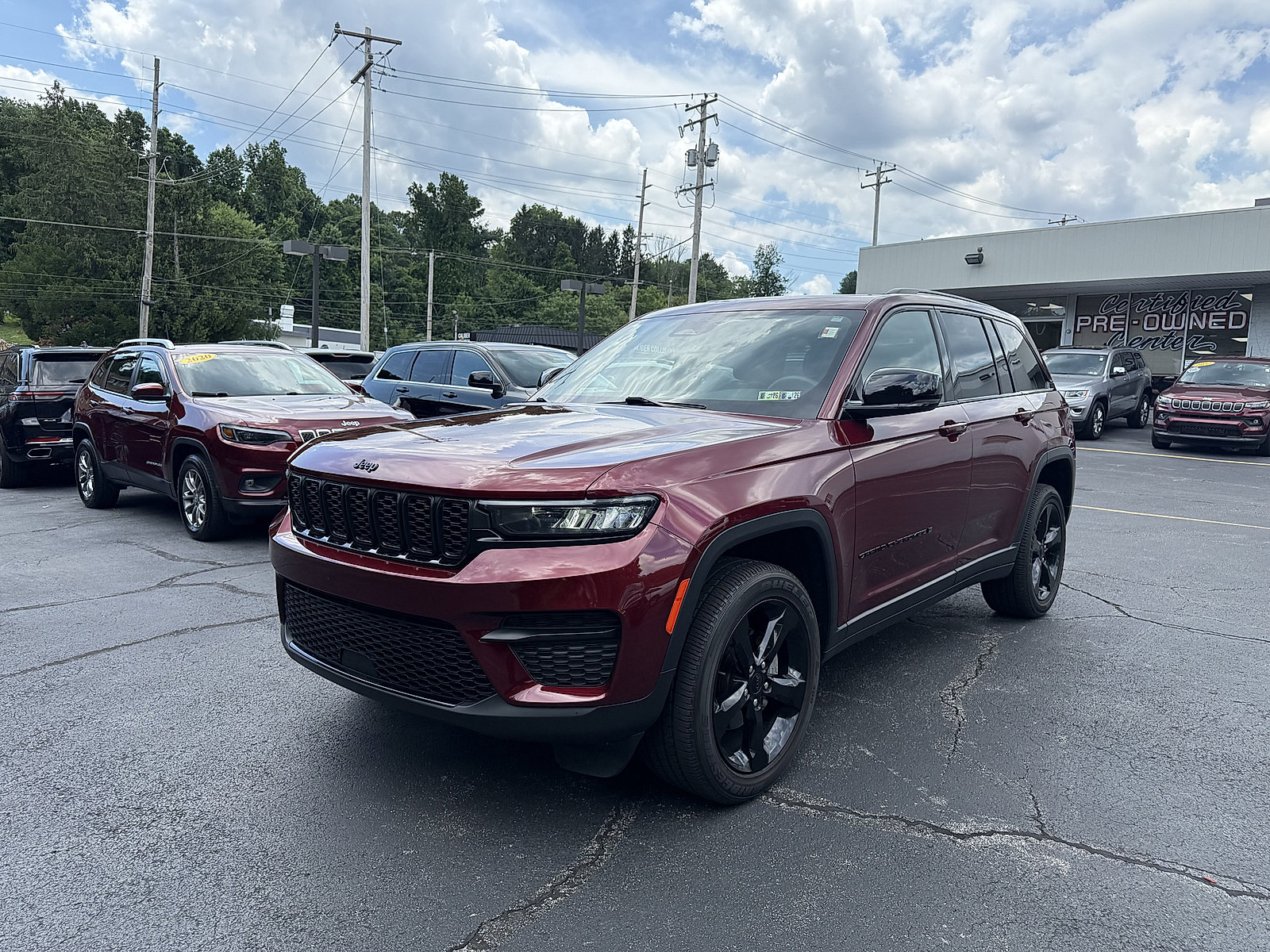 Used 2023 Jeep Grand Cherokee Altitude AWD/4WD image 3