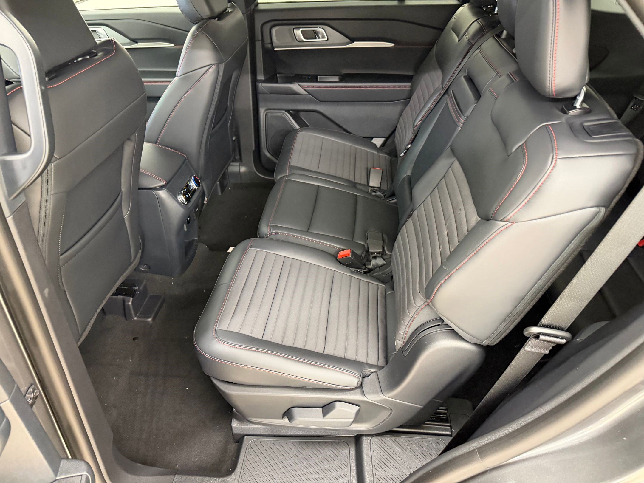 New 2026 Ford Explorer ST-Line w/ ST-Line Street Pack image 14