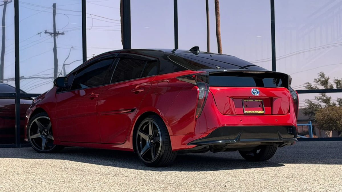Used 2017 Toyota Prius Four Touring w/ Premium Convenience Package FWD image 9
