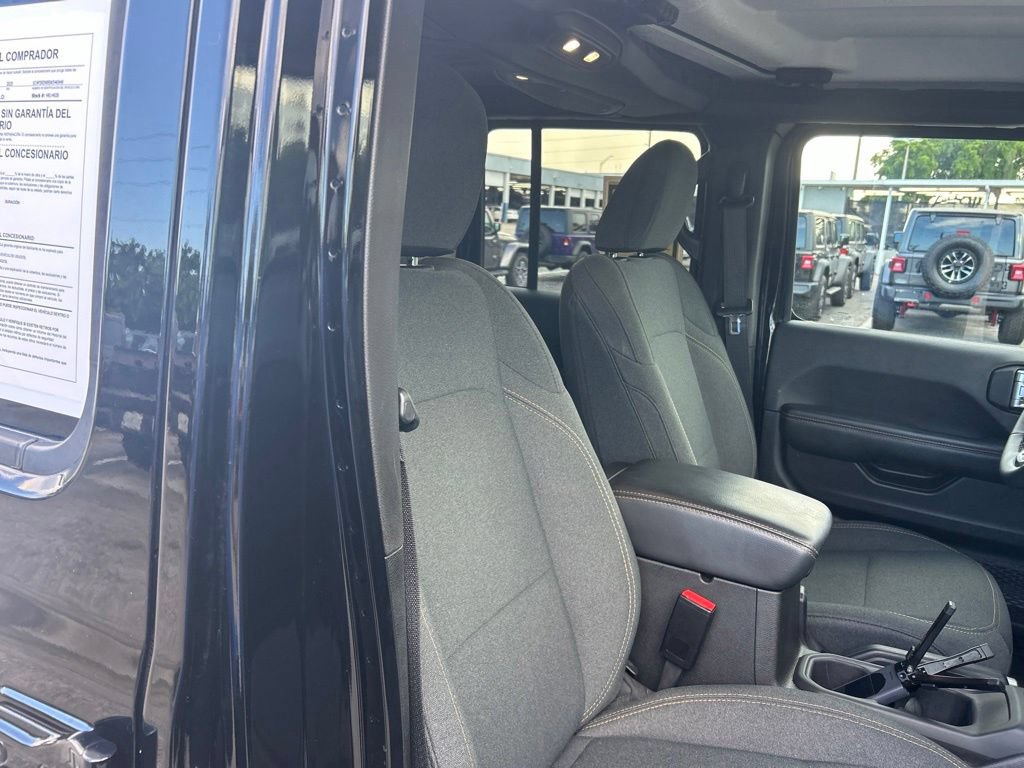 Used 2025 Jeep Wrangler Unlimited Sahara AWD/4WD image 22