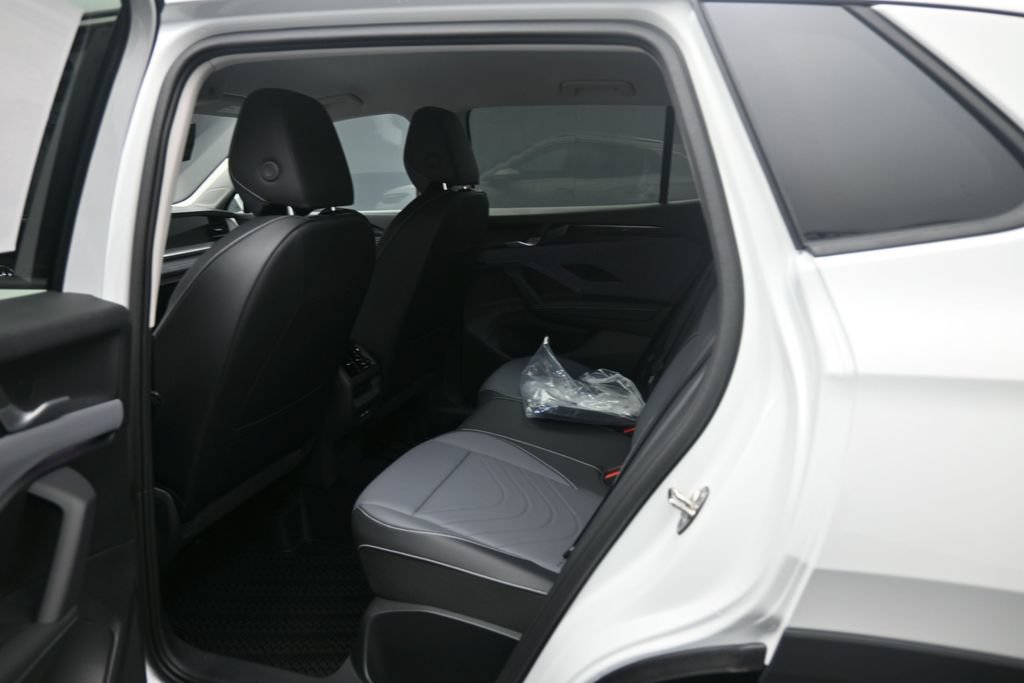 New 2026 Volkswagen Tiguan SE FWD image 21