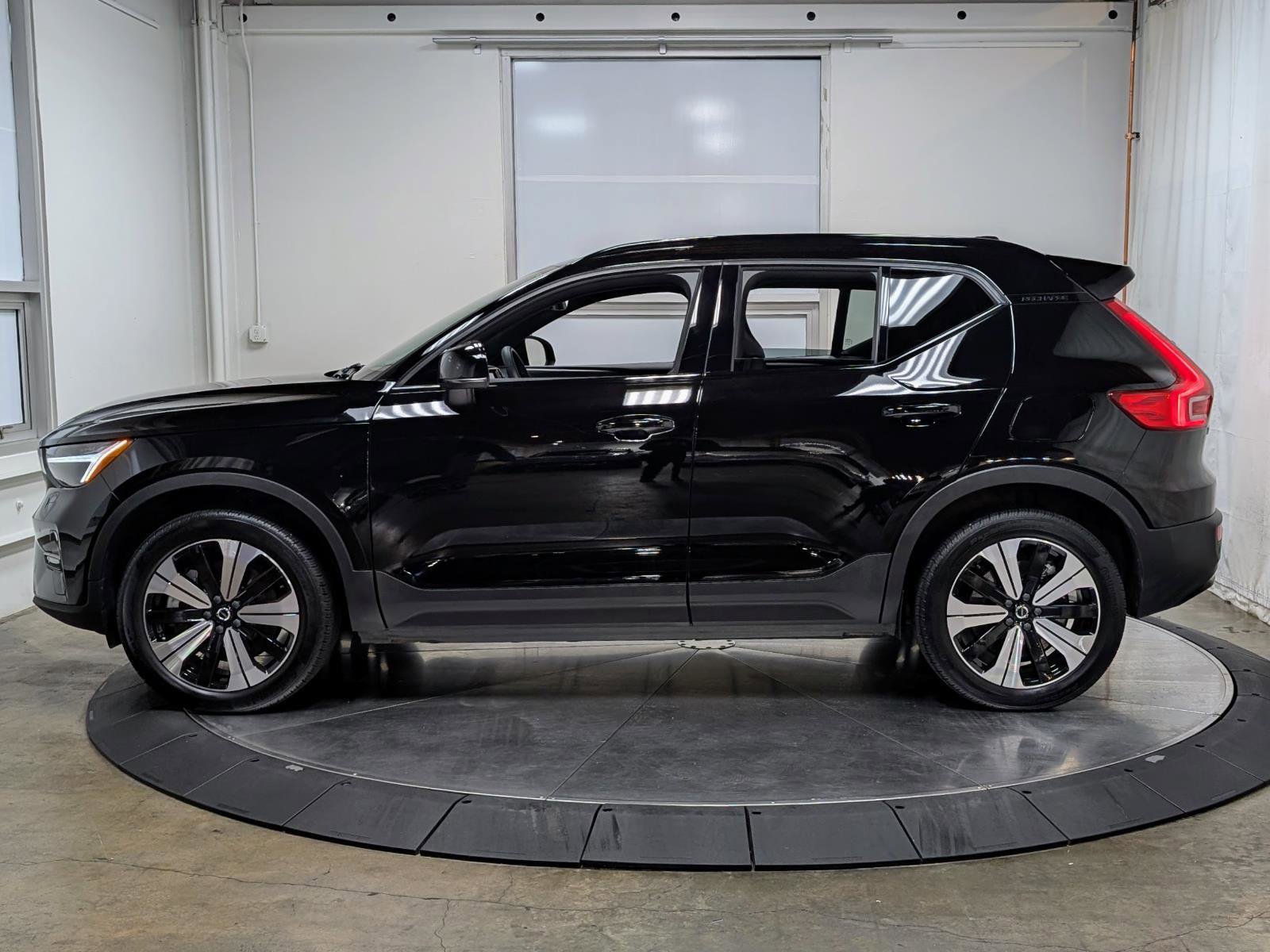 Used 2023 Volvo XC40 Recharge Core image 6