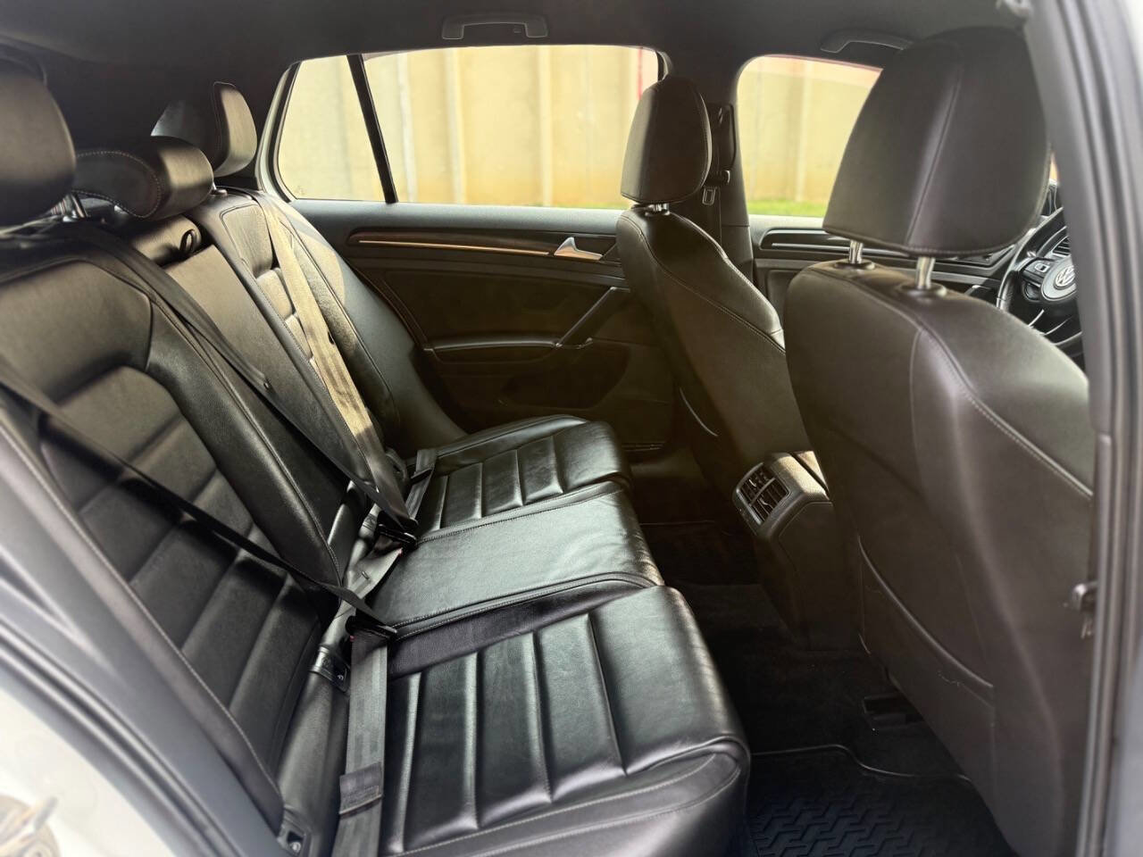 Used 2015 Volkswagen Golf R 4-Door image 39