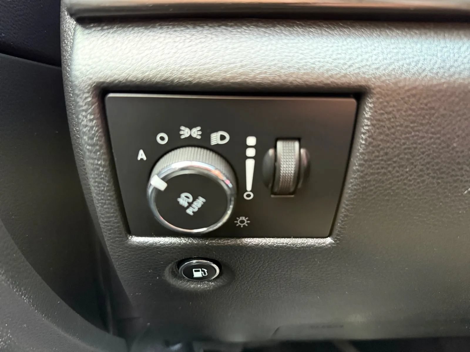 Used 2019 Jeep Grand Cherokee Altitude AWD/4WD image 39