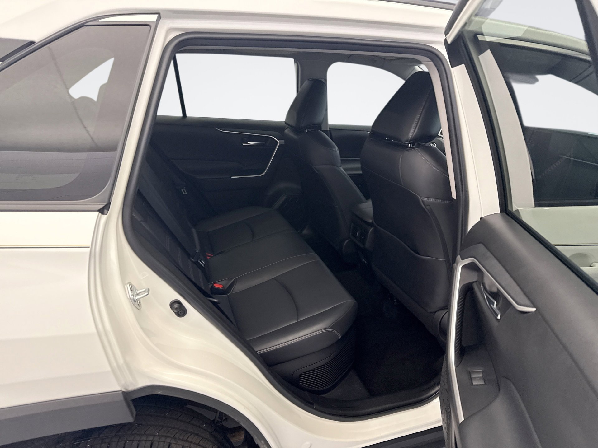 Used 2022 Toyota RAV4 XLE Premium AWD/4WD image 22