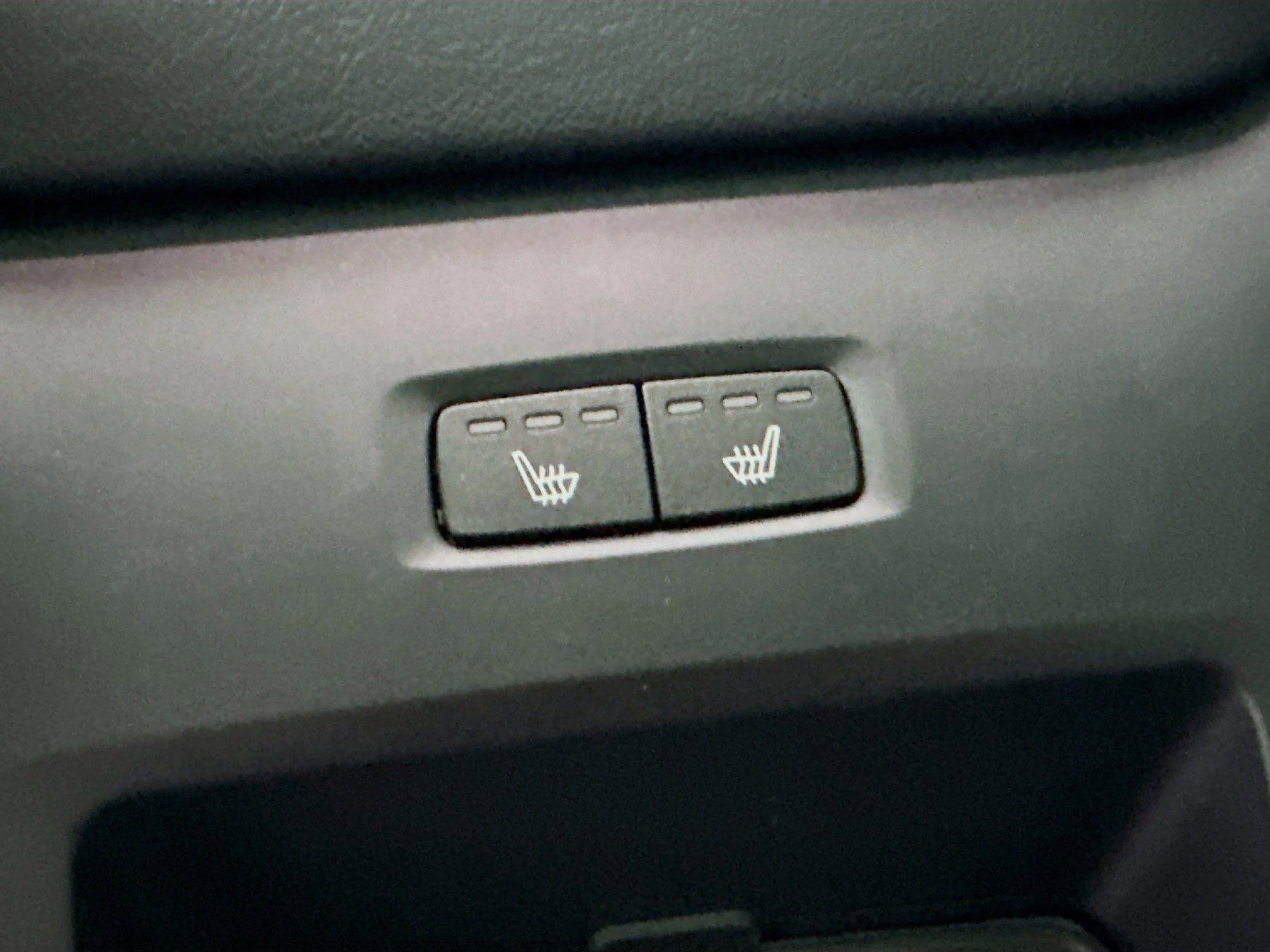 Used 2025 Volvo XC60 B5 Core image 28