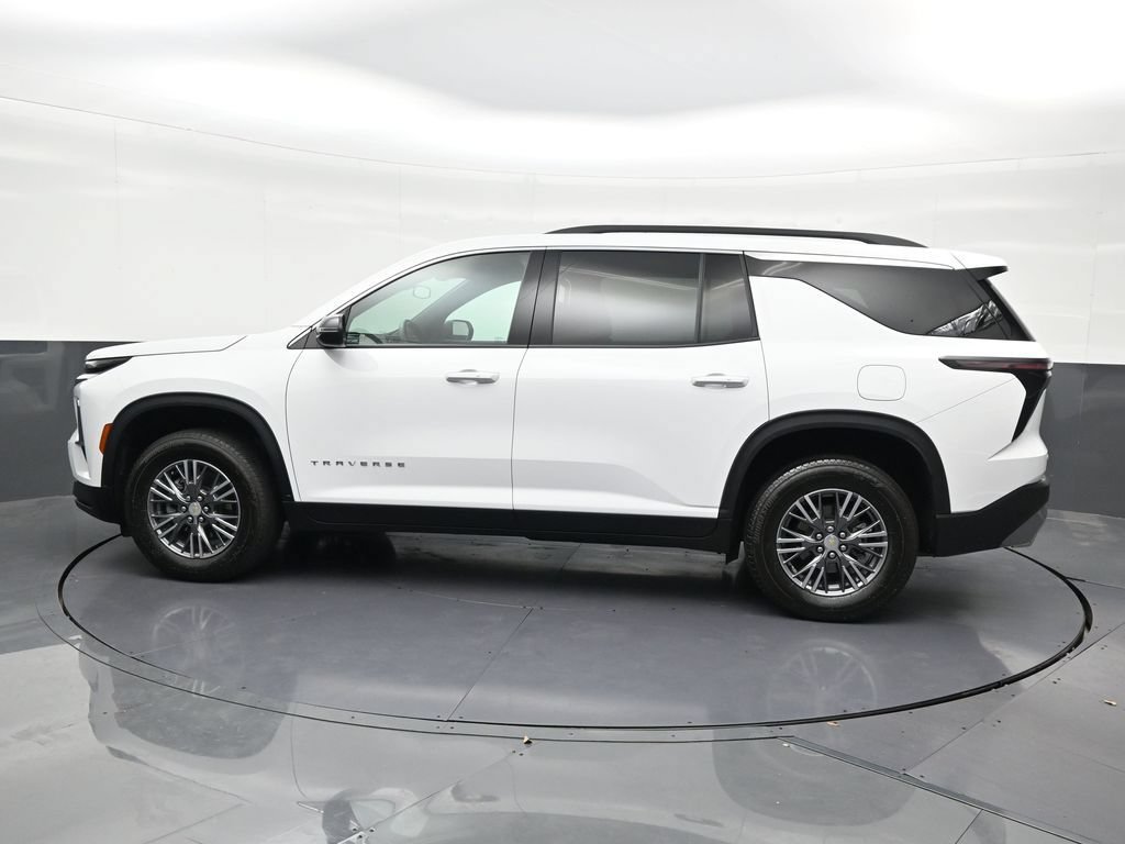 Used 2025 Chevrolet Traverse LT FWD image 2