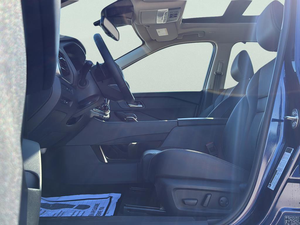 Used 2025 Nissan Rogue SL w/ Tech Package image 34