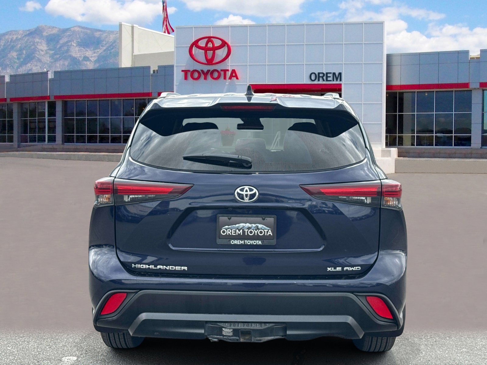 Used 2024 Toyota Highlander XLE AWD/4WD image 4