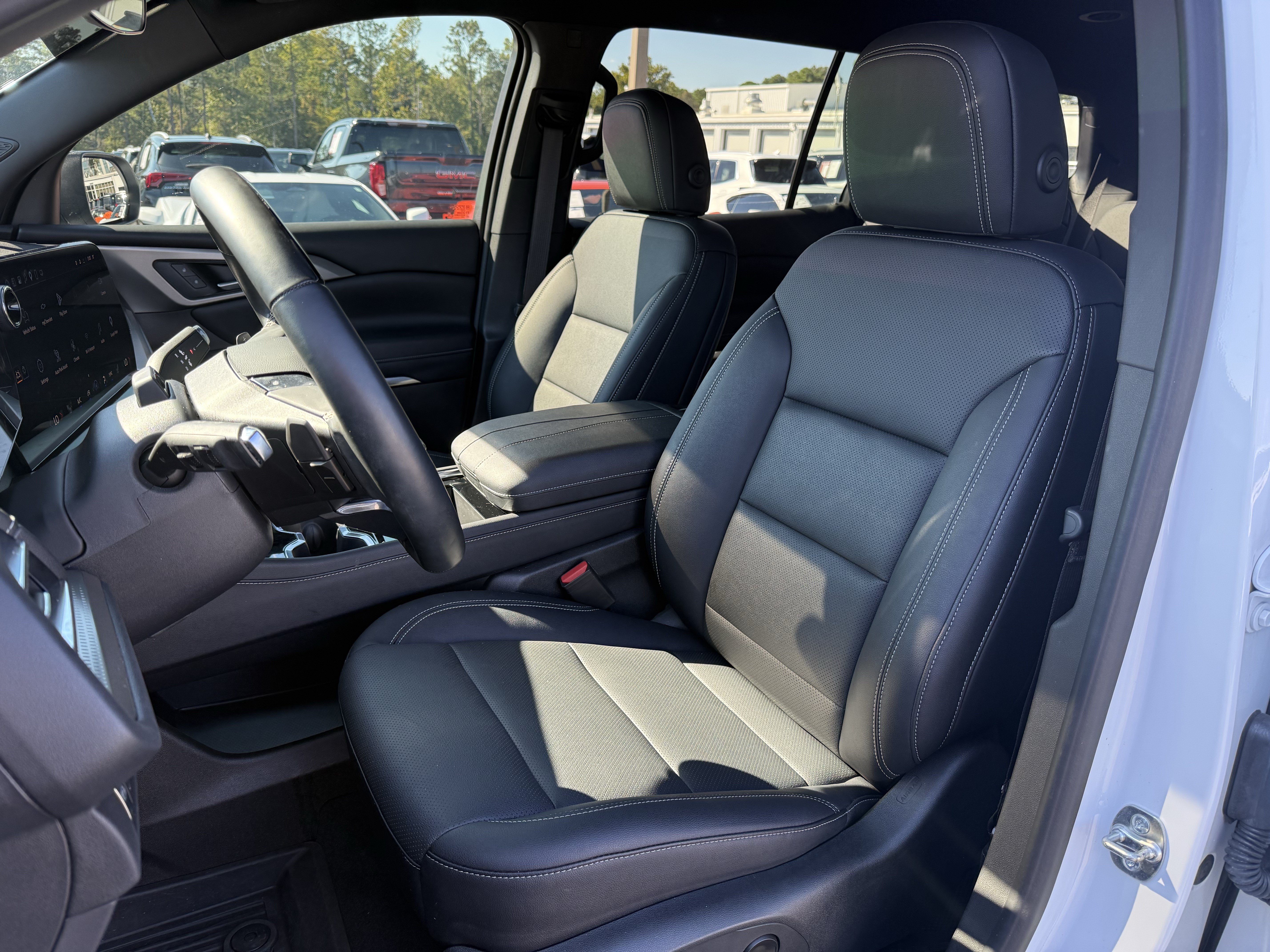 Used 2025 Chevrolet Traverse LT w/ Enhanced Driving Package FWD image 14