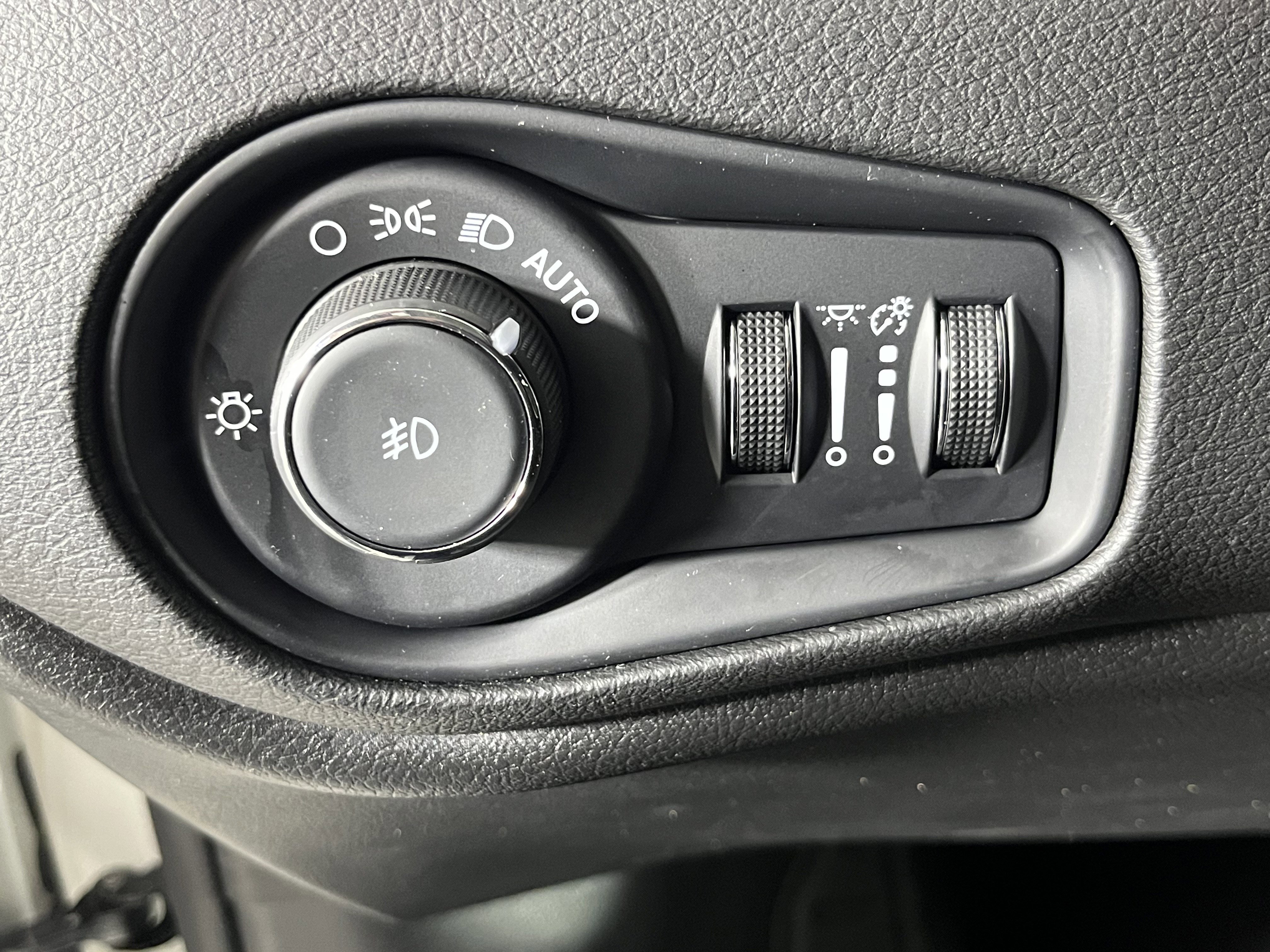 Used 2023 Jeep Renegade Latitude w/ Premium Group AWD/4WD image 20