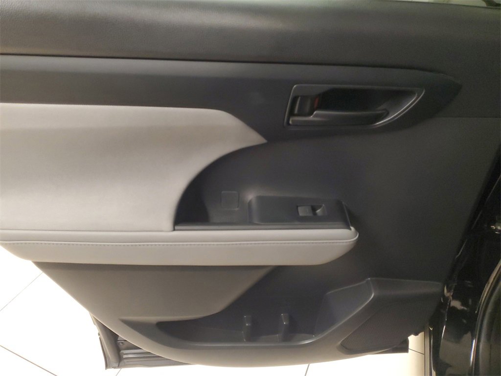Used 2023 Toyota Highlander L image 14