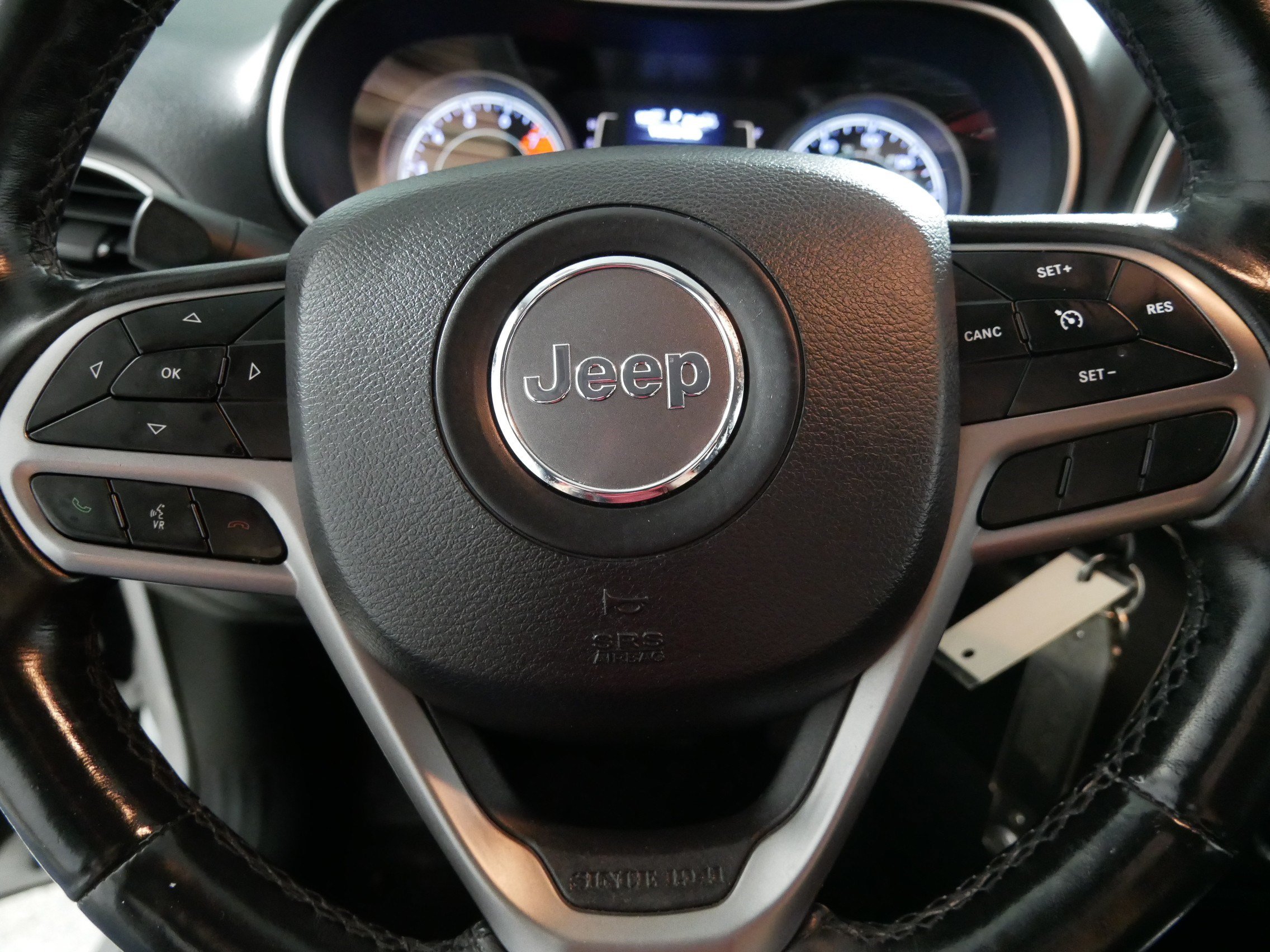Used 2019 Jeep Cherokee Latitude w/ Cold Weather Group AWD/4WD image 25