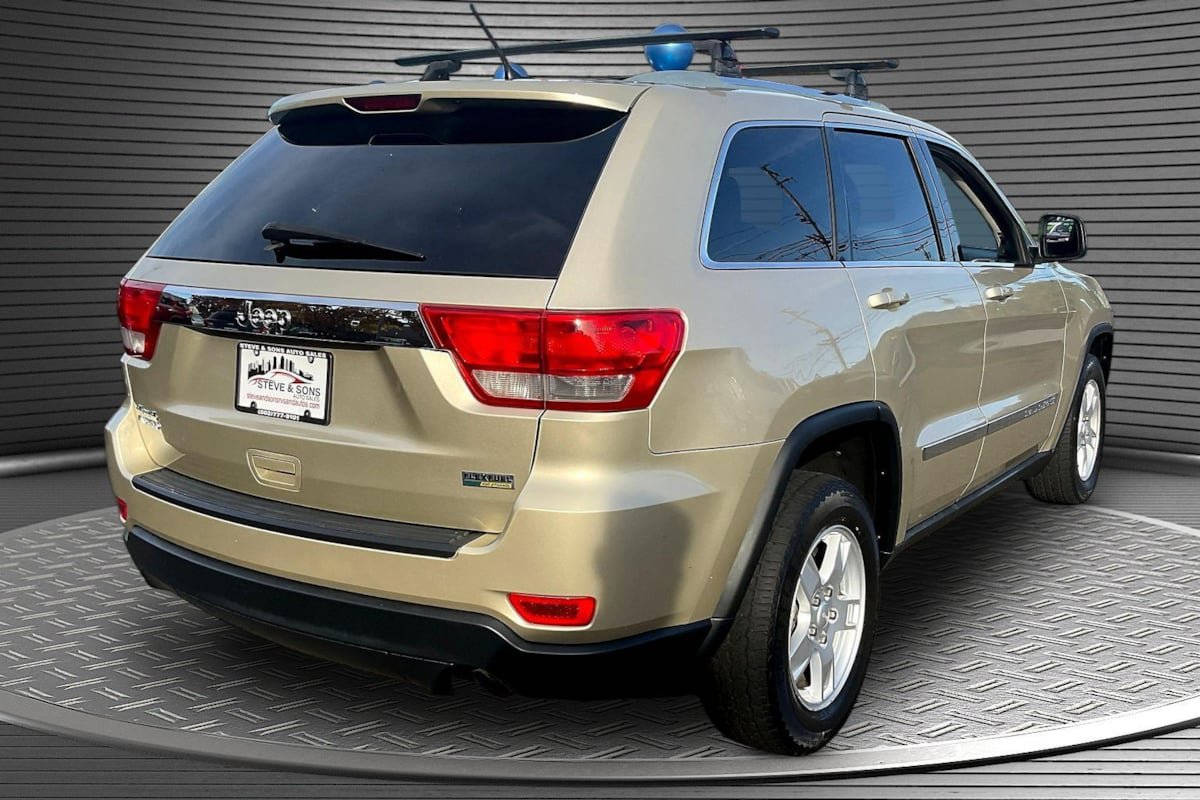 Used 2011 Jeep Grand Cherokee Laredo AWD/4WD image 6