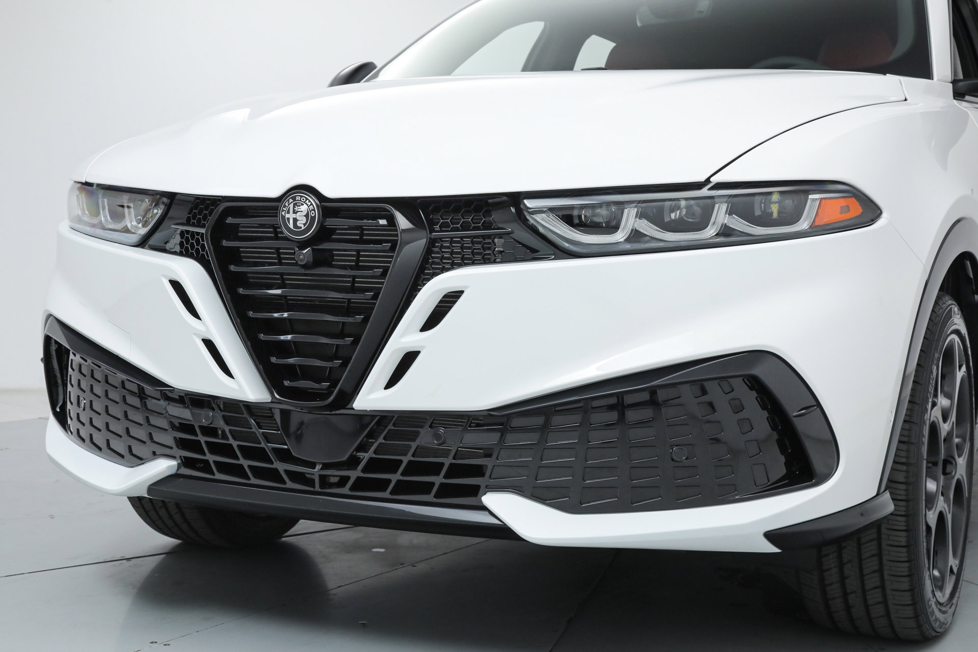 New 2026 Alfa Romeo Tonale Sprint w/ Red Premium Package image 9