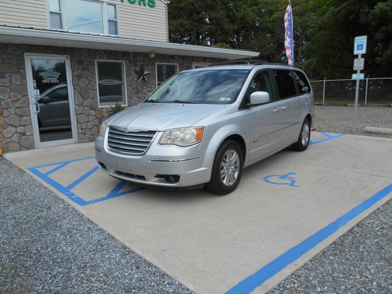 Used 2010 Chrysler Town & Country Touring FWD image 1