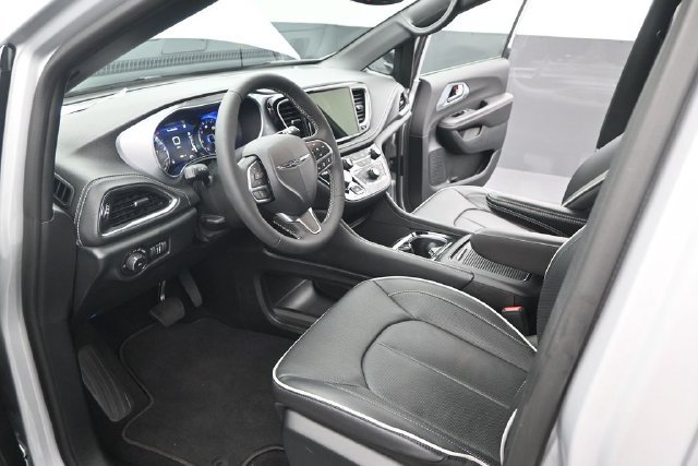 Used 2026 Chrysler Pacifica Limited FWD image 6