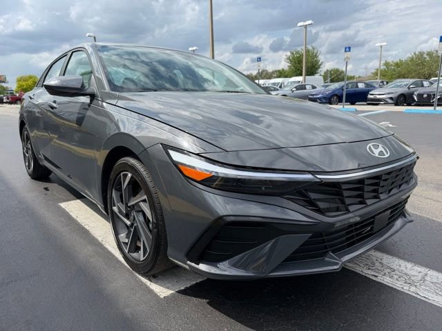 Used 2025 Hyundai Elantra SEL FWD image 3