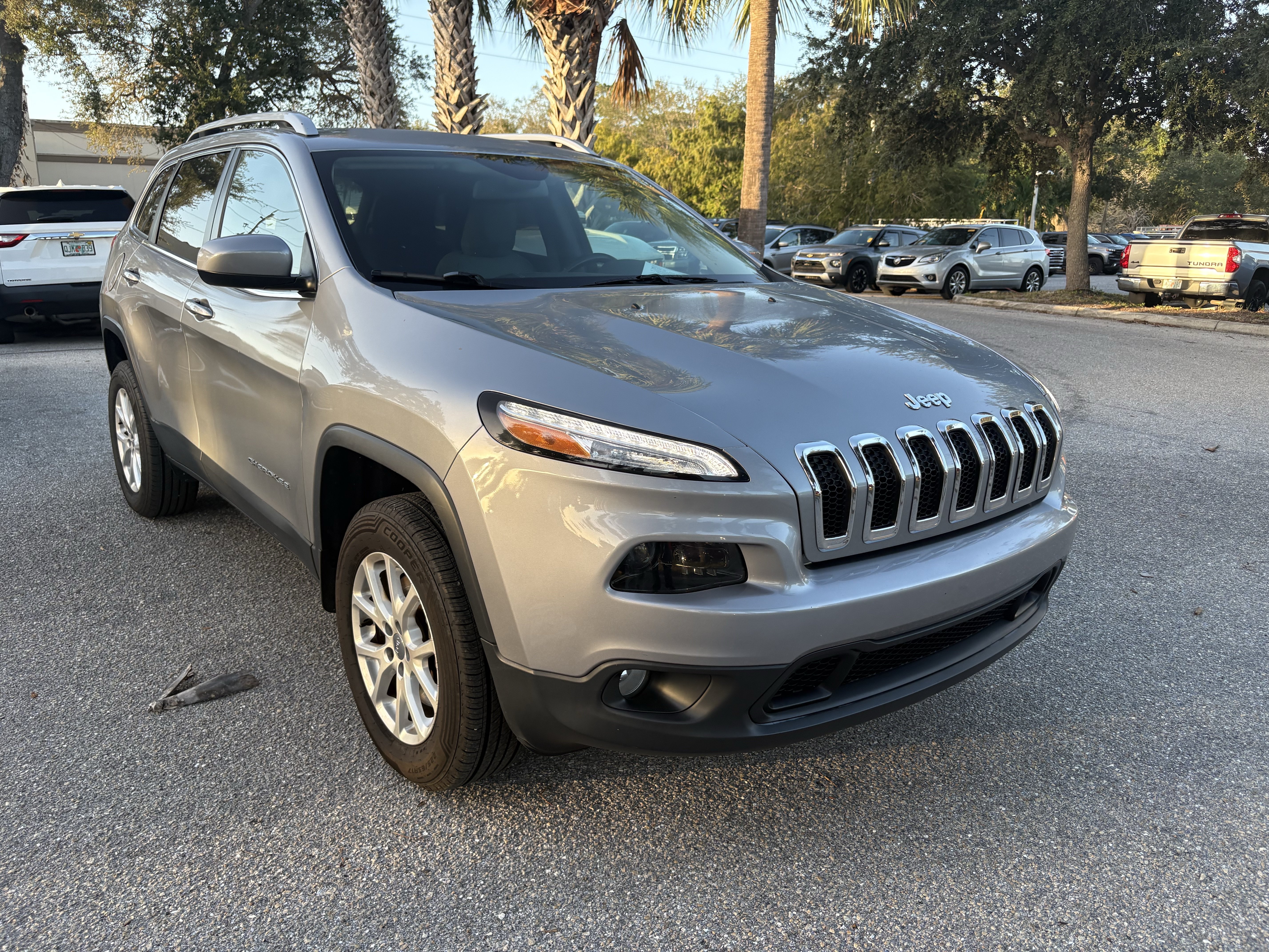 Used 2016 Jeep Cherokee Latitude w/ Comfort & Sound Group AWD/4WD image 1
