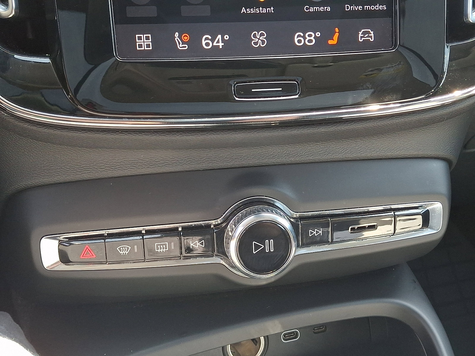 Certified 2023 Volvo XC40 B5 Plus w/ Driver Assist Package AWD/4WD image 15